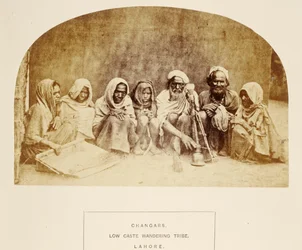 Changars, tribù itinerante di bassa casta, Lahore, da The People of India, di J. Forbes Watson, pubblicato 1868 (albumen print)